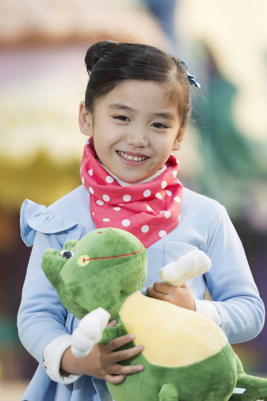 东方人,儿童,一个人,公园,游乐园,家,站,抱,微笑,竖图,彩色,照片,室外,白天,正面,旅游,度假,游戏,快乐,童话故事,幸福,纯洁,建筑,游乐场,玩具,北京,中国,亚洲,仅一个人,图片,娃娃,堡垒,城堡,房屋,屋子,首都,生活,玩,注视,黄种人,娱乐,楼房,住宅,小孩,观察,看,享受,休闲,假日,健康,温馨,童话世界,放松,可爱,童年,童趣,益智,摄影,毛绒玩具,生活方式,抱着,观看,活动,假期,察看,搂着,愉悦,要塞,发泄,关注,消遣,娱乐活动,智力,玩乐,户外活动,公仔,单人,童真,周末,东亚,烂漫,无邪,嘉年华,中华人民共和国,北京市,京,北平,华北地区,宣泄,乐观,乐园,石景山区,主题公园,单独,陪伴,设防,无忧无虑,天真,甜蜜,童话,女孩,女人,女性,亚洲人,中国人,孩子,休闲活动,搂,玩耍,嬉戏,站立,半身,彩图,欢乐,开心,愉快,房子,主题乐园,女生,石景山,北京石景山游乐场,石景山路,石景山游乐园,八角游乐园,bj174