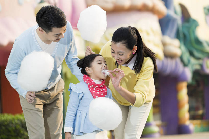 东方人,儿童,成年人,三个人,家庭,父母,母亲,父亲,女儿,公园,游乐园,家,蹲,吃,微笑,横图,彩色,照片,室外,白天,正面,旅游,度假,快乐,童话故事,幸福,建筑,游乐场,北京,中国,亚洲,图片,堡垒,城堡,房屋,屋子,食品,糖,糖果,甜点,甜品,软糖,首都,生活,依靠,注视,黄种人,娱乐,棉花糖,楼房,住宅,食物,小孩,甜食,观察,看,张嘴,享受,休闲,假日,健康,温暖,温馨,三口之家,一家人,童话世界,放松,亲密,童年,喂,摄影,生活方式,观看,靠近,呵护,宠爱,和睦,假期,察看,享乐,愉悦,要塞,关注,娱乐活动,亲近,亲情,玩乐,户外活动,张大嘴巴,周末,东亚,嘉年华,中华人民共和国,北京市,京,北平,华北地区,乐观,乐园,石景山区,主题公园,相亲相爱,设防,无忧无虑,亲子,美满,甜蜜,童话,男人,男性,年轻男性,年轻女性,女孩,女人,女性,亚洲人,中国人,孩子,年轻人,张开嘴,休闲活动,嚼,食,半身,彩图,爱,欢乐,开心,深情,愉快,房子,主题乐园,融洽,女生,爸爸,妈妈,石景山,北京石景山游乐场,石景山路,石景山游乐园,八角游乐园,bj174