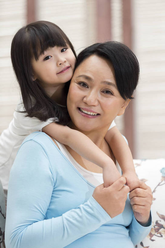 东方人,儿童,中年人,老年人,两个人,家庭,祖父母,祖母,客厅,坐,微笑,竖图,彩色,照片,室内,白天,游戏,快乐,幸福,窗户,北京,日光,中国,亚洲,睡衣,图片,百叶窗,房屋,年轻,玩,依靠,注视,休闲装,黄种人,娱乐,小孩,小女孩,背着,观察,看,趴着,休闲,温暖,温馨,一家人,放松,亲密,童年,童趣,摄影,生活方式,奶奶,成长,观看,靠近,活动,祖孙,和睦,察看,起居室,舒适,住房,享乐,愉悦,发泄,关爱,关注,清新,消遣,智力,亲近,亲情,房地产,玩乐,家居服,顽皮,布艺沙发,东亚,陪同,外婆,宣泄,乐观,陪伴,无忧无虑,天真,老年女性,女孩,女人,女性,亚洲人,中国人,孩子,孙女,搂抱,趴,玩耍,嬉戏,半身,爱,欢乐,开心,愉快,融洽,女生,挨着,伴随,bj174