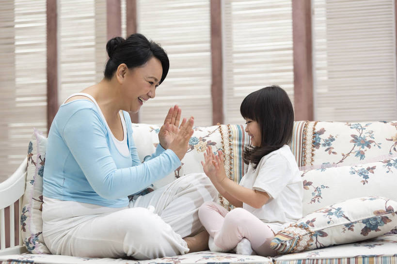 东方人,儿童,中年人,老年人,两个人,家庭,祖父母,祖母,客厅,坐,鼓掌,盘腿,微笑,横图,彩色,照片,室内,白天,游戏,快乐,幸福,窗户,北京,日光,中国,亚洲,花纹,睡衣,图案,图片,百叶窗,房屋,年轻,玩,休闲装,黄种人,娱乐,小孩,小女孩,休闲,温暖,温馨,一家人,面对面,放松,童年,童趣,摄影,生活方式,奶奶,成长,活动,祖孙,和睦,起居室,舒适,住房,享乐,愉悦,发泄,关爱,清新,消遣,智力,亲情,房地产,玩乐,家居服,顽皮,布艺沙发,东亚,陪同,外婆,宣泄,乐观,陪伴,无忧无虑,天真,老年女性,女孩,女人,女性,亚洲人,中国人,孩子,孙女,拍手,玩耍,嬉戏,半身,爱,欢乐,开心,愉快,融洽,女生,伴随,bj174