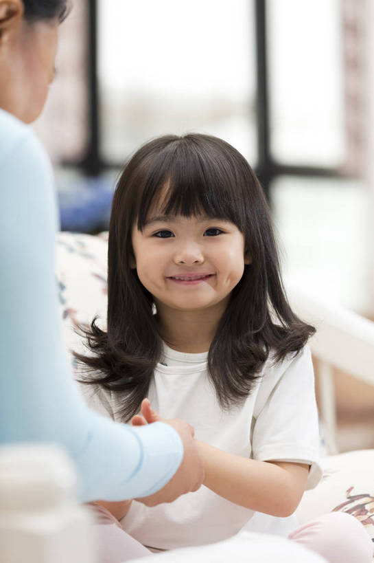 东方人,儿童,中年人,老年人,两个人,家庭,祖父母,祖母,客厅,坐,盘腿,微笑,竖图,照片,室内,白天,快乐,幸福,窗户,北京,日光,中国,亚洲,睡衣,图片,房屋,年轻,注视,休闲装,黄种人,小孩,小女孩,观察,看,休闲,温暖,温馨,一家人,面对面,放松,童年,童趣,生活方式,奶奶,成长,观看,祖孙,和睦,察看,起居室,舒适,住房,享乐,愉悦,关爱,关注,清新,亲情,房地产,家居服,顽皮,布艺沙发,东亚,陪同,外婆,乐观,陪伴,无忧无虑,天真,老年女性,女孩,女人,女性,亚洲人,中国人,孩子,孙女,拉手,半身,爱,欢乐,开心,愉快,融洽,女生,伴随,bj174