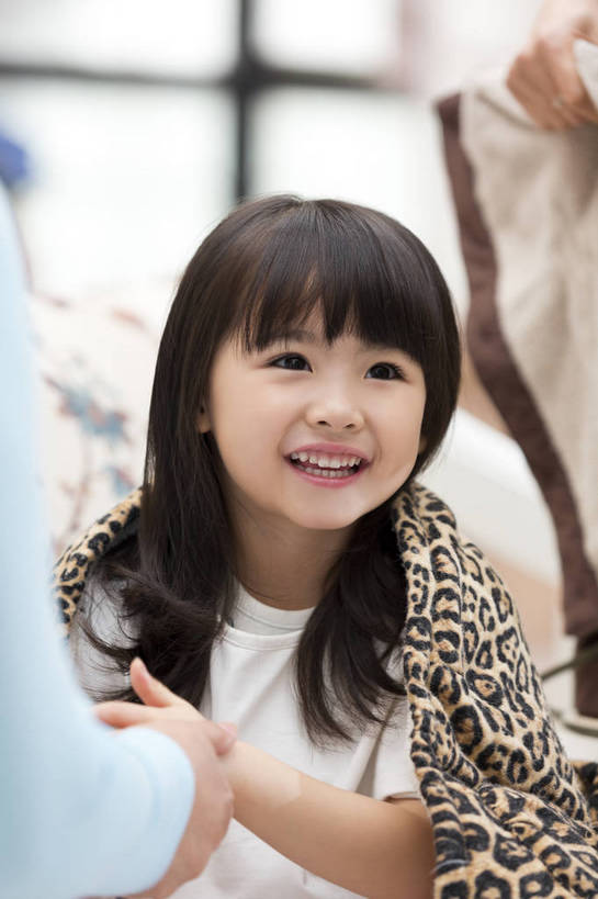 东方人,儿童,两个人,家庭,客厅,坐,笑,微笑,露齿笑,竖图,彩色,照片,室内,特写,白天,快乐,幸福,窗户,北京,日光,中国,亚洲,花纹,睡衣,图案,图片,房屋,休闲装,黄种人,小孩,小女孩,休闲,温暖,温馨,一家人,放松,童年,童趣,摄影,生活方式,成长,和睦,起居室,舒适,住房,享乐,愉悦,关爱,清新,家居服,顽皮,布艺沙发,东亚,陪同,乐观,陪伴,无忧无虑,天真,女孩,女人,女性,亚洲人,中国人,孩子,拉手,爱,欢乐,开心,愉快,融洽,女生,伴随,bj174