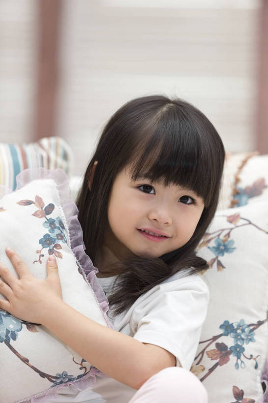 东方人,儿童,一个人,家庭,客厅,坐,抱,微笑,竖图,彩色,照片,室内,特写,白天,快乐,幸福,纯洁,靠垫,北京,日光,中国,亚洲,仅一个人,睡衣,图片,房屋,靠枕,休闲装,黄种人,小孩,小女孩,抱枕,垫子,枕头,休闲,温暖,温馨,一家人,放松,童年,童趣,摄影,生活方式,抱着,和睦,起居室,舒适,住房,享乐,搂着,愉悦,清新,房地产,玩乐,单纯,家居服,顽皮,单人,布艺沙发,东亚,乐观,单独,自由自在,无忧无虑,天真,女孩,女人,女性,亚洲人,中国人,孩子,搂,玩耍,欢乐,开心,愉快,融洽,女生,bj174