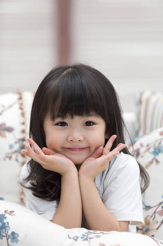 东方人,儿童,一个人,家庭,客厅,坐,微笑,竖图,彩色,照片,室内,特写,白天,快乐,幸福,纯洁,靠垫,北京,日光,中国,亚洲,仅一个人,撑,睡衣,图片,房屋,托腮,休闲装,黄种人,小孩,小女孩,抱枕,打开,手势,托,休闲,温暖,温馨,一家人,放松,童年,童趣,摄影,生长,生活方式,成长,兰花指,和睦,起居室,舒适,住房,享乐,搂着,开启,愉悦,清新,托下巴,房地产,玩乐,单纯,家居服,顽皮,单人,布艺沙发,东亚,乐观,单独,自由自在,无忧无虑,双手托腮,天真,女孩,女人,女性,亚洲人,中国人,孩子,玩耍,欢乐,开心,愉快,融洽,女生,打手势,bj174