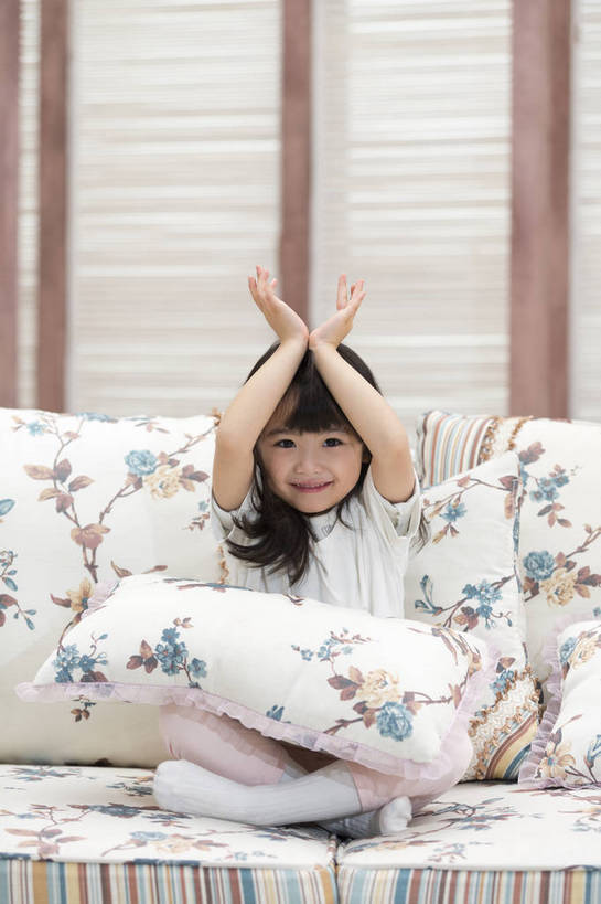 东方人,儿童,一个人,家庭,客厅,坐,举,微笑,竖图,彩色,照片,室内,白天,快乐,幸福,纯洁,靠垫,北京,日光,中国,亚洲,仅一个人,睡衣,图片,房屋,休闲装,黄种人,小孩,小女孩,抱枕,打开,手势,托,休闲,温暖,温馨,一家人,放松,童年,童趣,摄影,生长,生活方式,成长,和睦,起居室,舒适,住房,享乐,搂着,开启,愉悦,清新,房地产,玩乐,单纯,家居服,顽皮,单人,布艺沙发,东亚,乐观,单独,自由自在,无忧无虑,天真,女孩,女人,女性,亚洲人,中国人,孩子,举起,举手,举着,玩耍,向上举,向上伸,向上托,全身,欢乐,开心,愉快,融洽,女生,打手势,bj174