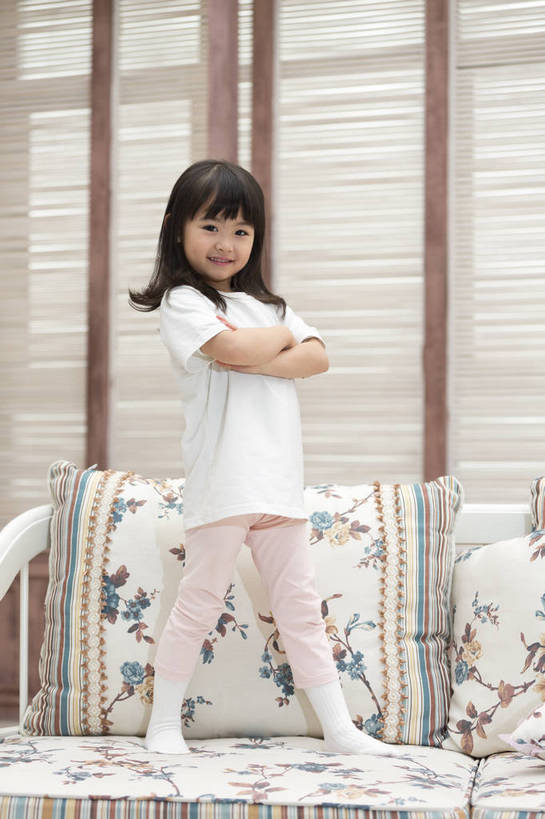 东方人,儿童,一个人,家庭,客厅,站,双手交叉,微笑,竖图,彩色,照片,室内,白天,快乐,幸福,骄傲,信心,靠垫,北京,日光,中国,亚洲,仅一个人,睡衣,图片,房屋,注视,休闲装,黄种人,小孩,小女孩,抱枕,观察,看,站着,休闲,温暖,温馨,一家人,放松,帅气,童年,童趣,抱胸,摄影,生活方式,观看,张开双腿,和睦,察看,起居室,双手抱胸,舒适,住房,享乐,愉悦,关注,清新,房地产,玩乐,单纯,家居服,顽皮,单人,布艺沙发,东亚,乐观,单独,展开双腿,天真,女孩,女人,女性,亚洲人,中国人,孩子,玩耍,站立,全身,欢乐,开心,愉快,融洽,女生,伸展双腿,bj174