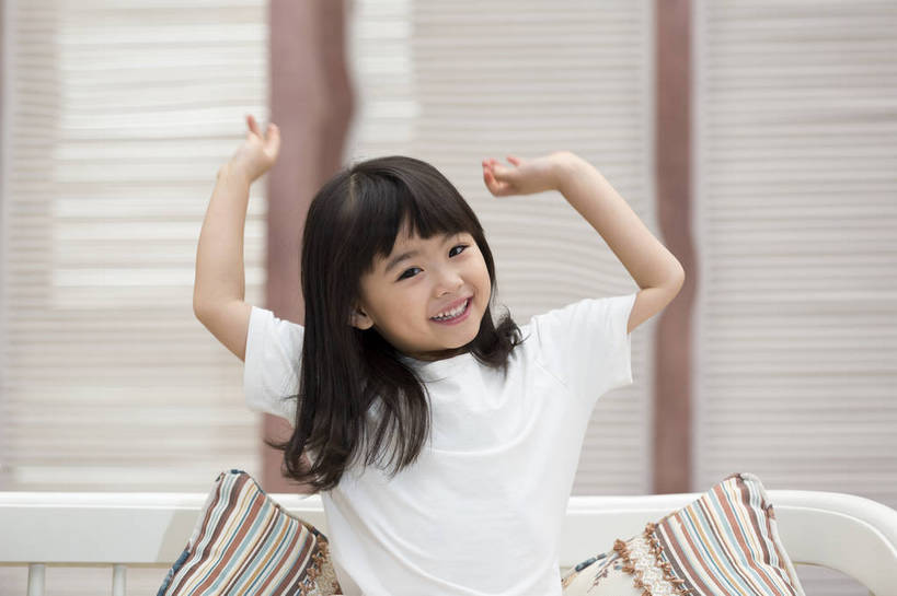东方人,儿童,一个人,家庭,客厅,坐,微笑,横图,彩色,照片,室内,特写,白天,快乐,幸福,纯洁,靠垫,北京,日光,中国,亚洲,仅一个人,伸展,睡衣,图片,房屋,休闲装,黄种人,伸懒腰,小孩,小女孩,抱枕,休闲,温暖,温馨,一家人,放松,童年,童趣,摄影,生活方式,和睦,起居室,舒适,住房,享乐,愉悦,清新,房地产,玩乐,单纯,家居服,顽皮,单人,布艺沙发,东亚,乐观,单独,自由自在,无忧无虑,天真,女孩,女人,女性,亚洲人,中国人,孩子,玩耍,张开双臂,欢乐,开心,愉快,融洽,女生,bj174