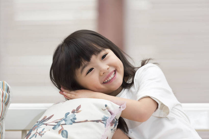 东方人,儿童,一个人,家庭,客厅,坐,躺,笑,微笑,露齿笑,横图,彩色,照片,室内,特写,白天,快乐,幸福,纯洁,靠垫,北京,日光,中国,亚洲,仅一个人,抱头,睡衣,图片,房屋,依靠,休闲装,黄种人,小孩,小女孩,抱枕,枕头,休息,休闲,温暖,温馨,一家人,放松,童年,童趣,摄影,生活方式,和睦,双手抱头,起居室,舒适,住房,享乐,愉悦,清新,房地产,玩乐,单纯,家居服,顽皮,单人,布艺沙发,东亚,乐观,捧首,捧头,单独,自由自在,无忧无虑,天真,女孩,女人,女性,亚洲人,中国人,孩子,玩耍,欢乐,开心,愉快,融洽,女生,bj174