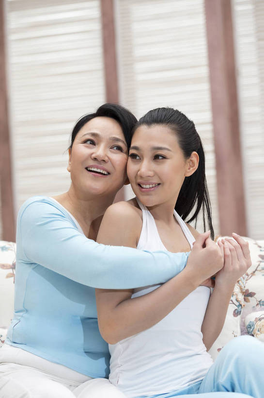 东方人,成年人,中年人,老年人,两个人,家庭,父母,母亲,女儿,客厅,坐,微笑,竖图,彩色,照片,室内,白天,快乐,幸福,美景,窗户,北京,日光,中国,母亲节,亚洲,花纹,睡衣,图案,图片,百叶窗,房屋,景观,美丽,年轻,依靠,依偎,休闲装,黄种人,干净,自然,牵手,休闲,健康,温暖,温馨,母女,一家人,景色,放松,活力,美女,亲密,搭,摄影,生活方式,靠近,清爽,和睦,起居室,舒适,住房,享乐,遐想,愉悦,搭着,关爱,清新,亲近,自然风光,房地产,家居服,温柔,布艺沙发,东亚,纯净,陪同,感恩,乐观,陪伴,无忧无虑,老年女性,年轻女性,女人,女性,亚洲人,中国人,年轻人,搂抱,手拉手,拥抱,半身,爱,开心,深情,愉快,融洽,妈妈,挨着,伴随,bj174