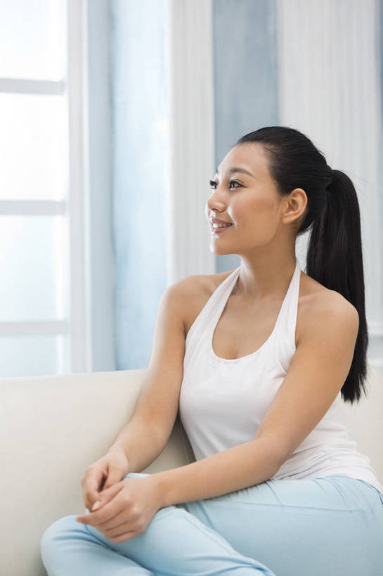 东方人,成年人,一个人,家庭,客厅,坐,微笑,竖图,彩色,照片,室内,白天,化妆,美容,快乐,幸福,美景,窗户,北京,日光,中国,亚洲,护肤,睡衣,背心,图片,房屋,景观,清晨,美丽,扭头,依靠,注视,休闲装,黄种人,干净,一个,白色,阳光,自然,观察,看,曲腿,转头,保养,享受,休息,休闲,健康,思考,温暖,温馨,一家人,景色,安静,放松,活力,美女,保健,养生,摄影,生活方式,单个,观看,清爽,优雅,宁静,和睦,察看,起居室,舒适,住房,遐想,愉悦,关爱,关注,清新,自然风光,家居服,温柔,单人,想象,布艺沙发,东亚,憧憬,纯净,养颜,乐观,单独,气息,完美,年轻女性,女人,女性,亚洲人,中国人,年轻人,抬头,仰头,坐着,全身,爱,愉快,SPA美容,魅力,融洽,浅蓝色,bj174