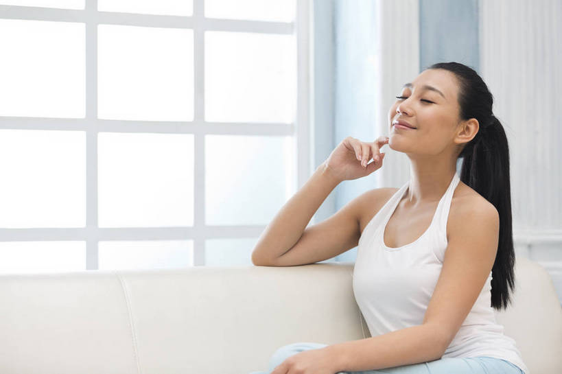 东方人,成年人,一个人,家庭,客厅,坐,微笑,横图,彩色,照片,室内,白天,化妆,美容,快乐,幸福,美景,窗户,北京,日光,中国,亚洲,护肤,睡衣,背心,图片,房屋,景观,清晨,美丽,扭头,依靠,休闲装,黄种人,干净,一个,白色,阳光,自然,曲腿,转头,保养,享受,休息,休闲,健康,思考,温暖,温馨,一家人,景色,安静,放松,活力,美女,保健,养生,摄影,生活方式,单个,清爽,优雅,宁静,和睦,起居室,舒适,住房,遐想,愉悦,关爱,清新,自然风光,家居服,温柔,单人,想象,布艺沙发,东亚,憧憬,纯净,养颜,乐观,单独,气息,完美,单手托腮,年轻女性,女人,女性,亚洲人,中国人,年轻人,闭着眼睛,抬头,仰头,坐着,全身,爱,愉快,SPA美容,魅力,融洽,浅蓝色,bj174