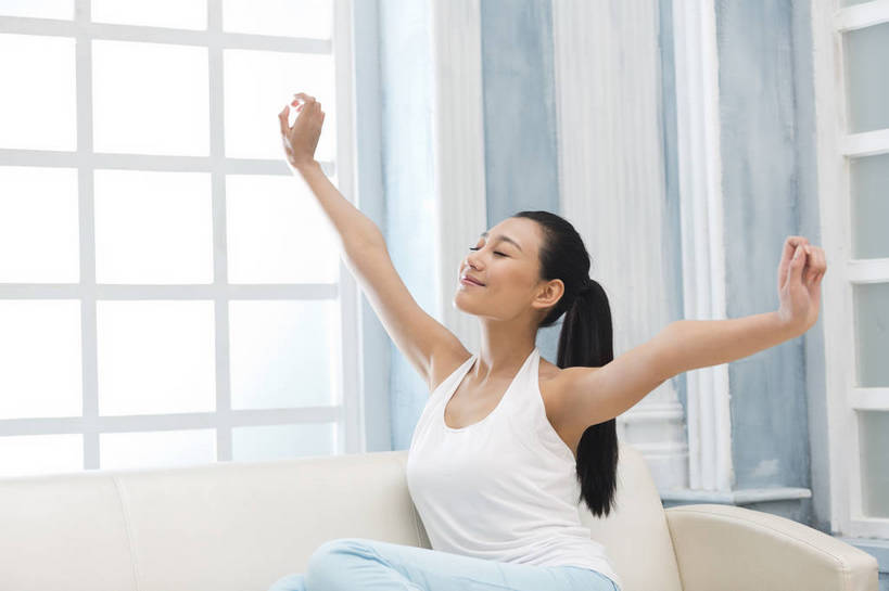 东方人,成年人,一个人,家庭,客厅,坐,微笑,横图,彩色,照片,室内,白天,化妆,美容,快乐,幸福,美景,窗户,北京,日光,中国,亚洲,护肤,伸展,睡衣,背心,图片,房屋,景观,清晨,美丽,扭头,注视,休闲装,黄种人,干净,伸懒腰,一个,白色,阳光,自然,观察,看,曲腿,转头,保养,享受,休闲,健康,思考,温暖,温馨,一家人,景色,安静,放松,活力,美女,拉伸,保健,养生,摄影,生活方式,单个,观看,清爽,优雅,宁静,和睦,察看,起居室,舒适,住房,遐想,愉悦,关爱,关注,清新,自然风光,家居服,温柔,单人,想象,布艺沙发,东亚,憧憬,纯净,养颜,乐观,单独,气息,完美,年轻女性,女人,女性,亚洲人,中国人,年轻人,抬头,仰头,坐着,全身,爱,愉快,SPA美容,魅力,融洽,浅蓝色,bj174