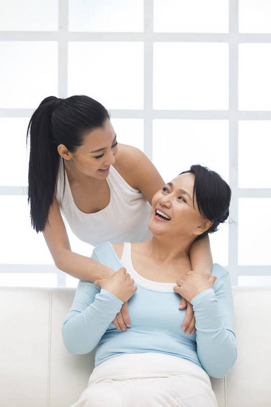 东方人,成年人,中年人,老年人,两个人,家庭,父母,母亲,女儿,客厅,坐,微笑,竖图,彩色,照片,室内,白天,快乐,幸福,美景,窗户,北京,日光,中国,母亲节,亚洲,睡衣,背心,图片,房屋,景观,清晨,美丽,年轻,依靠,依偎,休闲装,黄种人,干净,自然,牵手,休闲,健康,温暖,温馨,母女,一家人,景色,放松,活力,美女,亲密,摄影,生活方式,靠近,清爽,对视,和睦,起居室,舒适,住房,享乐,愉悦,关爱,清新,亲近,自然风光,房地产,家居服,温柔,布艺沙发,东亚,纯净,陪同,感恩,乐观,陪伴,无忧无虑,老年女性,年轻女性,女人,女性,亚洲人,中国人,年轻人,搂抱,手拉手,拥抱,半身,爱,开心,深情,愉快,融洽,浅蓝色,妈妈,挨着,伴随,bj174