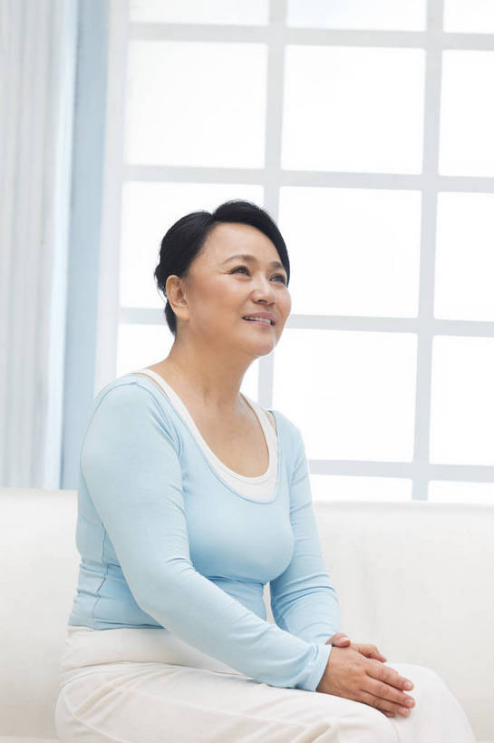 东方人,成年人,中年人,老年人,一个人,家庭,客厅,坐,微笑,竖图,彩色,照片,白天,化妆,美容,快乐,幸福,美景,窗户,北京,日光,中国,亚洲,护肤,睡衣,图片,房屋,景观,清晨,美丽,休闲装,黄种人,干净,一个,自然,保养,享受,休息,休闲,健康,温暖,温馨,一家人,景色,安静,放松,活力,保健,养生,摄影,生活方式,单个,清爽,优雅,宁静,和睦,起居室,舒适,住房,遐想,愉悦,关爱,清新,自然风光,家居服,温柔,单人,想象,布艺沙发,东亚,憧憬,纯净,养颜,乐观,单独,气息,完美,老年女性,女人,女性,亚洲人,中国人,半身,爱,愉快,SPA美容,魅力,融洽,浅蓝色,bj174