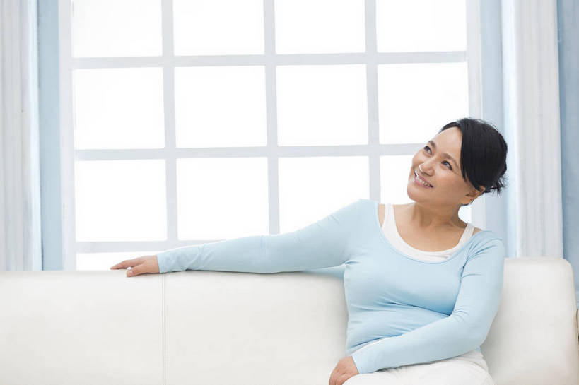 东方人,成年人,中年人,老年人,一个人,家庭,客厅,坐,微笑,横图,彩色,照片,室内,白天,化妆,美容,快乐,幸福,美景,窗户,北京,日光,中国,亚洲,护肤,睡衣,图片,房屋,景观,清晨,美丽,依靠,休闲装,黄种人,干净,一个,自然,保养,享受,休息,休闲,健康,思考,温暖,温馨,一家人,景色,安静,放松,活力,搭,保健,养生,摄影,生活方式,单个,清爽,优雅,宁静,和睦,起居室,舒适,住房,遐想,愉悦,搭着,关爱,清新,自然风光,家居服,温柔,单人,想象,布艺沙发,东亚,憧憬,纯净,养颜,乐观,单独,气息,完美,老年女性,女人,女性,亚洲人,中国人,抬头,半身,爱,愉快,SPA美容,魅力,融洽,浅蓝色,bj174