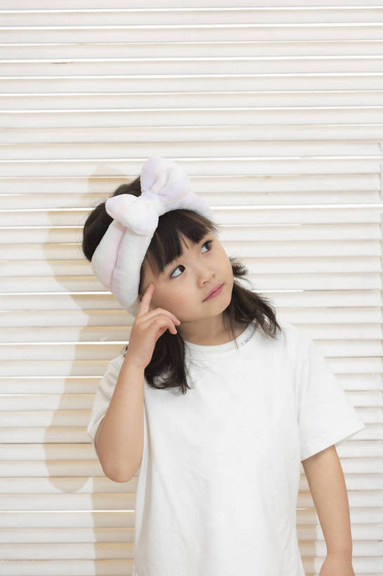 东方人,儿童,一个人,家庭,站,竖图,彩色,照片,室内,白天,快乐,纯洁,美景,窗户,北京,日光,中国,亚洲,仅一个人,护肤,指,睡衣,天然,背心,图片,百叶窗,景观,教育,指点,休闲装,黄种人,干净,发带,小孩,小女孩,白色,自然,发箍,清洁,手势,休闲,健康,思考,温暖,温馨,表情,一家人,景色,放松,活力,可爱,童年,童趣,摄影,生活方式,清爽,和睦,享乐,指向,遐想,愉悦,清新,自然风光,单纯,家居服,顽皮,单人,想象,东亚,憧憬,纯净,陪同,乐观,单独,陪伴,无忧无虑,聪明,天真,女孩,女人,女性,亚洲人,中国人,孩子,长发,直发,半身,开心,愉快,融洽,女生,打手势,伴随,bj174