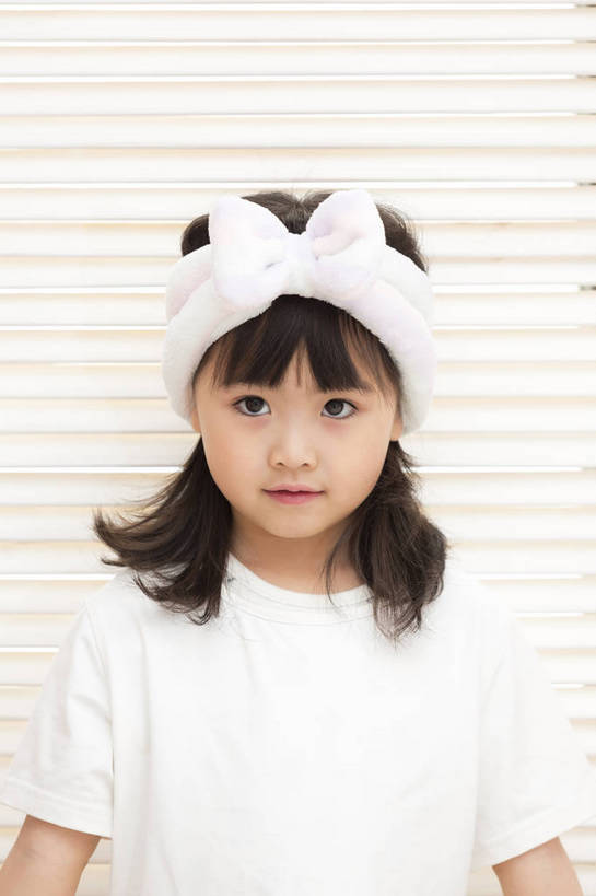 东方人,儿童,一个人,家庭,站,竖图,彩色,照片,室内,白天,快乐,纯洁,美景,窗户,北京,日光,中国,亚洲,仅一个人,护肤,睡衣,天然,背心,图片,百叶窗,景观,清晨,教育,注视,休闲装,黄种人,干净,发带,小孩,小女孩,白色,自然,发箍,观察,看,清洁,休闲,健康,温暖,温馨,表情,一家人,景色,放松,活力,可爱,童年,童趣,摄影,生活方式,观看,清爽,和睦,察看,享乐,愉悦,关注,清新,自然风光,单纯,家居服,顽皮,单人,东亚,纯净,乐观,单独,无忧无虑,聪明,天真,女孩,女人,女性,亚洲人,中国人,孩子,长发,直发,半身,开心,愉快,融洽,女生,bj174