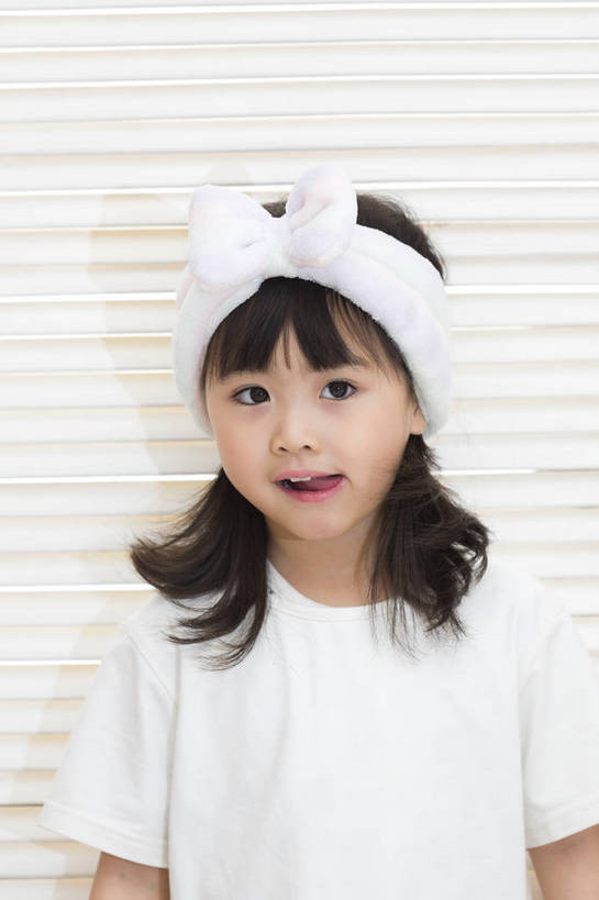 东方人,儿童,一个人,家庭,站,竖图,彩色,照片,室内,白天,快乐,纯洁,美景,窗户,北京,日光,中国,亚洲,仅一个人,护肤,睡衣,天然,背心,图片,百叶窗,景观,清晨,教育,休闲装,黄种人,干净,发带,吐舌头,小孩,小女孩,白色,自然,发箍,清洁,休闲,健康,温暖,温馨,表情,鬼脸,一家人,景色,放松,搞怪,活力,可爱,童年,童趣,舔,摄影,生活方式,清爽,和睦,享乐,愉悦,清新,自然风光,单纯,家居服,顽皮,单人,东亚,纯净,乐观,单独,无忧无虑,聪明,天真,女孩,女人,女性,亚洲人,中国人,孩子,长发,直发,半身,开心,愉快,融洽,女生,bj174