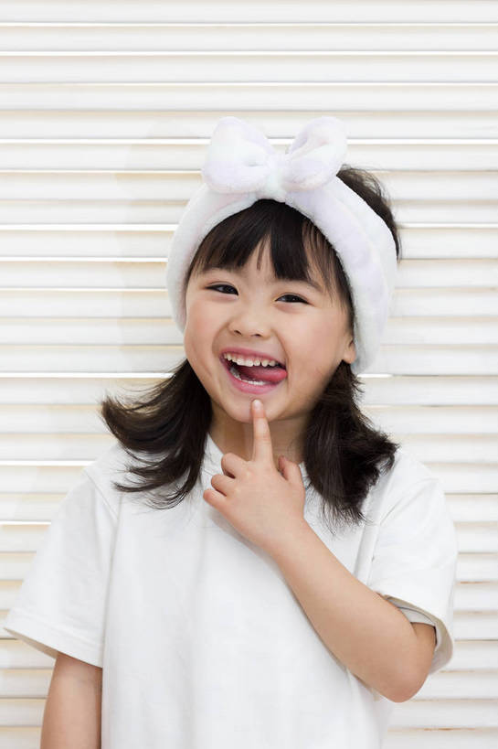 东方人,儿童,一个人,家庭,站,笑,微笑,大笑,露齿笑,竖图,彩色,照片,室内,白天,快乐,纯洁,美景,窗户,北京,日光,中国,亚洲,仅一个人,护肤,睡衣,天然,背心,图片,百叶窗,景观,清晨,教育,休闲装,黄种人,干净,发带,吐舌头,小孩,小女孩,白色,自然,发箍,清洁,休闲,健康,温暖,温馨,表情,鬼脸,一家人,景色,放松,搞怪,活力,可爱,童年,童趣,舔,摄影,生活方式,清爽,和睦,享乐,愉悦,清新,自然风光,单纯,家居服,顽皮,单人,东亚,纯净,乐观,单独,无忧无虑,聪明,天真,女孩,女人,女性,亚洲人,中国人,孩子,长发,直发,半身,开心,愉快,融洽,女生,bj174