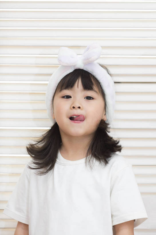 东方人,儿童,一个人,家庭,站,竖图,彩色,照片,室内,白天,快乐,纯洁,美景,窗户,北京,日光,中国,亚洲,仅一个人,护肤,睡衣,天然,背心,图片,百叶窗,景观,清晨,教育,美丽,休闲装,黄种人,干净,发带,吐舌头,小孩,小女孩,白色,自然,发箍,清洁,休闲,健康,温暖,温馨,表情,鬼脸,一家人,景色,放松,搞怪,活力,可爱,童年,童趣,舔,摄影,生活方式,清爽,和睦,舒适,享乐,愉悦,清新,自然风光,单纯,家居服,温柔,顽皮,单人,东亚,纯净,乐观,单独,无忧无虑,聪明,天真,女孩,女人,女性,亚洲人,中国人,孩子,长发,直发,半身,开心,愉快,融洽,女生,bj174