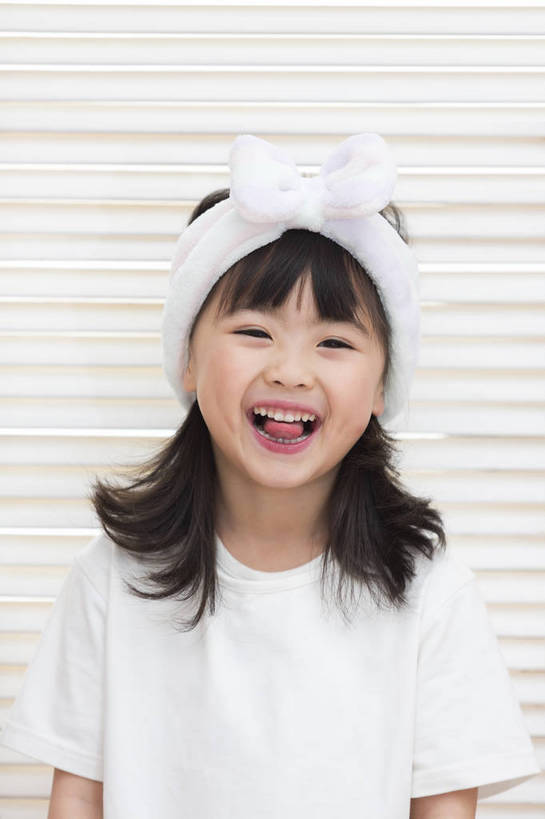 东方人,儿童,一个人,家庭,站,笑,微笑,大笑,露齿笑,竖图,彩色,照片,室内,白天,快乐,纯洁,美景,窗户,北京,日光,中国,亚洲,仅一个人,护肤,睡衣,天然,背心,图片,百叶窗,景观,清晨,教育,休闲装,黄种人,干净,发带,吐舌头,小孩,小女孩,白色,自然,发箍,清洁,休闲,健康,温暖,温馨,表情,鬼脸,一家人,景色,放松,搞怪,活力,可爱,童年,童趣,摄影,生活方式,清爽,和睦,享乐,愉悦,清新,自然风光,单纯,家居服,顽皮,单人,东亚,纯净,乐观,单独,无忧无虑,聪明,天真,女孩,女人,女性,亚洲人,中国人,孩子,长发,直发,半身,开心,愉快,融洽,女生,bj174