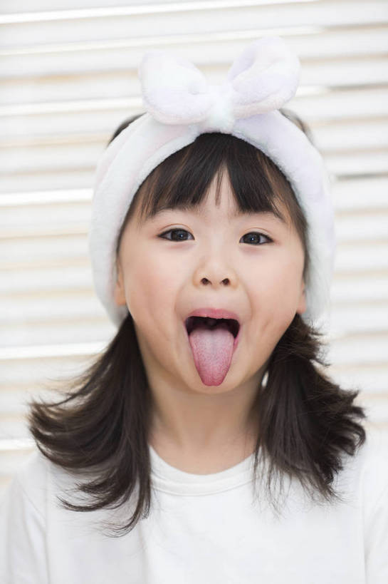 东方人,儿童,一个人,家庭,站,笑,竖图,彩色,照片,室内,白天,快乐,纯洁,美景,窗户,北京,日光,中国,亚洲,仅一个人,护肤,睡衣,天然,背心,图片,百叶窗,景观,清晨,教育,休闲装,黄种人,干净,发带,吐舌头,小孩,小女孩,白色,自然,发箍,清洁,休闲,健康,温暖,温馨,表情,鬼脸,一家人,景色,放松,搞怪,活力,可爱,童年,童趣,摄影,生活方式,清爽,和睦,享乐,愉悦,清新,自然风光,单纯,家居服,顽皮,单人,东亚,纯净,乐观,单独,无忧无虑,聪明,天真,女孩,女人,女性,亚洲人,中国人,孩子,长发,直发,半身,开心,愉快,融洽,女生,bj174