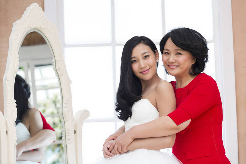 东方人,成年人,中年人,老年人,头发,两个人,父母,母亲,女儿,新娘,站,笑,微笑,露齿笑,横图,彩色,照片,室内,白天,婚纱,晚礼服,婚礼,快乐,幸福,窗户,镜子,卧室,北京,日光,中国,亚洲,连衣裙,服装,正装,庆祝,反射,图片,结婚,浪漫,美丽,依靠,依偎,注视,黄种人,相视,红色,观察,看,庆典,喜庆,母女,面对面,美女,母爱,亲密,搭,摄影,观看,靠近,纪念,优雅,对视,呵护,疼爱,喜悦,察看,毛发,优美,互视,衣着,愉悦,搭着,关爱,关注,亲近,亲情,喜事,相对,温柔,婚姻,婚庆,东亚,陪同,新婚,相看,感恩,情感,陪伴,完美,老年女性,年轻女性,女人,女性,亚洲人,中国人,年轻人,长发,卷发,搂抱,拥抱,半身,爱,高兴,深情,愉快,魅力,短发,妈妈,挨着,伴随,bj174