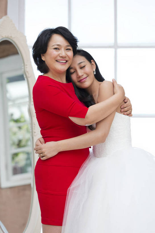 东方人,成年人,中年人,老年人,头发,两个人,父母,母亲,女儿,新娘,站,笑,微笑,露齿笑,竖图,彩色,照片,室内,白天,婚纱,晚礼服,婚礼,快乐,幸福,窗户,镜子,卧室,北京,日光,中国,亚洲,连衣裙,服装,正装,庆祝,反射,图片,结婚,浪漫,美丽,依靠,依偎,黄种人,红色,靠,靠着,庆典,喜庆,母女,美女,母爱,亲密,摄影,靠近,纪念,希望,优雅,呵护,疼爱,喜悦,毛发,优美,遐想,衣着,愉悦,关爱,亲近,亲情,喜事,撒娇,温柔,婚姻,婚庆,东亚,憧憬,陪同,新婚,感恩,情感,陪伴,完美,老年女性,年轻女性,女人,女性,亚洲人,中国人,年轻人,长发,卷发,闭着眼睛,搂抱,拥抱,半身,爱,高兴,深情,愉快,魅力,短发,妈妈,留恋,依恋,挨着,伴随,bj174