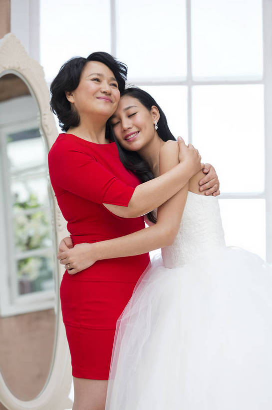 东方人,成年人,中年人,老年人,头发,两个人,父母,母亲,女儿,新娘,站,笑,微笑,露齿笑,竖图,彩色,照片,室内,白天,婚纱,晚礼服,婚礼,快乐,幸福,窗户,镜子,卧室,北京,日光,中国,亚洲,连衣裙,服装,正装,庆祝,反射,图片,结婚,浪漫,美丽,依靠,依偎,黄种人,红色,靠,靠着,庆典,喜庆,母女,美女,母爱,亲密,摄影,靠近,纪念,希望,优雅,呵护,疼爱,喜悦,毛发,优美,遐想,衣着,愉悦,关爱,亲近,亲情,喜事,撒娇,温柔,婚姻,婚庆,东亚,憧憬,陪同,新婚,感恩,情感,陪伴,完美,激动,老年女性,年轻女性,女人,女性,亚洲人,中国人,年轻人,长发,卷发,闭着眼睛,搂抱,拥抱,半身,爱,高兴,深情,愉快,魅力,短发,妈妈,留恋,依恋,挨着,伴随,bj174