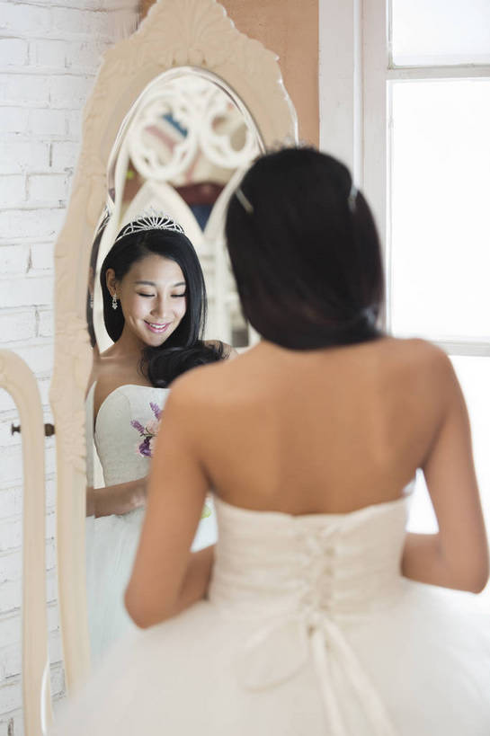 东方人,成年人,头发,一个人,新娘,站,笑,微笑,露齿笑,竖图,彩色,照片,室内,白天,婚纱,晚礼服,婚礼,快乐,幸福,窗户,镜子,卧室,北京,日光,中国,亚洲,连衣裙,服装,庆祝,反射,手捧花,图片,结婚,浪漫,美丽,黄种人,花,一个,花束,低头,庆典,思考,喜庆,美女,摄影,单个,纪念,优雅,喜悦,后背,镜像,毛发,优美,遐想,衣着,愉悦,镜面,喜事,温柔,单人,婚姻,婚庆,东亚,憧憬,新婚,单独,完美,年轻女性,女人,女性,亚洲人,中国人,年轻人,长发,卷发,半身,高兴,愉快,魅力,bj174