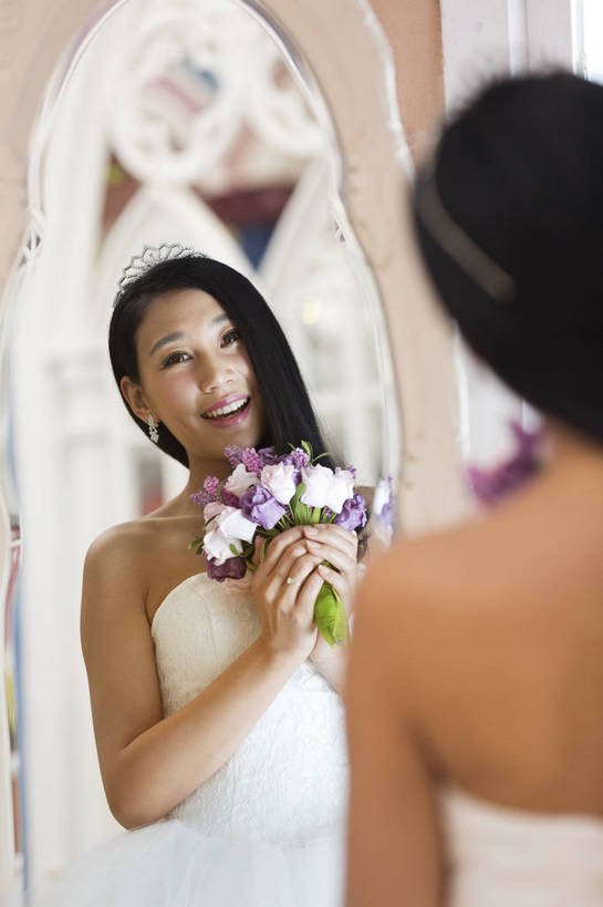 东方人,成年人,头发,一个人,新娘,站,笑,微笑,露齿笑,竖图,彩色,照片,室内,白天,婚纱,晚礼服,婚礼,快乐,幸福,窗户,镜子,卧室,北京,日光,中国,亚洲,连衣裙,服装,庆祝,反射,捧花,手捧花,图片,结婚,浪漫,美丽,黄种人,花,一个,花束,庆典,喜庆,美女,摄影,单个,纪念,优雅,喜悦,后背,镜像,毛发,优美,遐想,衣着,愉悦,镜面,喜事,温柔,单人,婚姻,婚庆,东亚,憧憬,新婚,单独,完美,年轻女性,女人,女性,亚洲人,中国人,年轻人,长发,卷发,半身,高兴,愉快,魅力,bj174