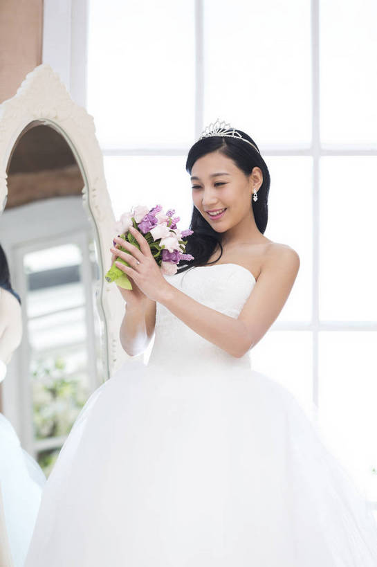东方人,成年人,头发,一个人,新娘,站,笑,微笑,露齿笑,竖图,照片,室内,白天,婚纱,晚礼服,婚礼,快乐,幸福,纯洁,窗户,镜子,卧室,北京,日光,中国,亚洲,连衣裙,服装,庆祝,反射,捧花,手捧花,图片,结婚,浪漫,美丽,黄种人,花,一个,花束,庆典,喜庆,美女,摄影,单个,纪念,优雅,喜悦,毛发,优美,衣着,愉悦,喜事,温柔,单人,婚姻,婚庆,东亚,新婚,单独,完美,年轻女性,女人,女性,亚洲人,中国人,年轻人,长发,卷发,半身,彩图,高兴,愉快,魅力,bj174
