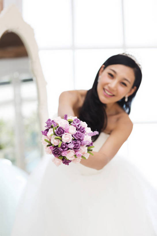 东方人,成年人,头发,一个人,新娘,站,笑,微笑,露齿笑,竖图,彩色,照片,室内,特写,白天,婚纱,晚礼服,婚礼,快乐,幸福,纯洁,窗户,镜子,卧室,北京,日光,中国,亚洲,连衣裙,服装,庆祝,反射,捧花,手捧花,图片,结婚,浪漫,美丽,黄种人,花,一个,花束,庆典,喜庆,美女,摄影,单个,纪念,优雅,喜悦,毛发,优美,衣着,愉悦,喜事,温柔,单人,婚姻,婚庆,东亚,新婚,单独,完美,年轻女性,女人,女性,亚洲人,中国人,年轻人,长发,卷发,高兴,愉快,魅力,bj174