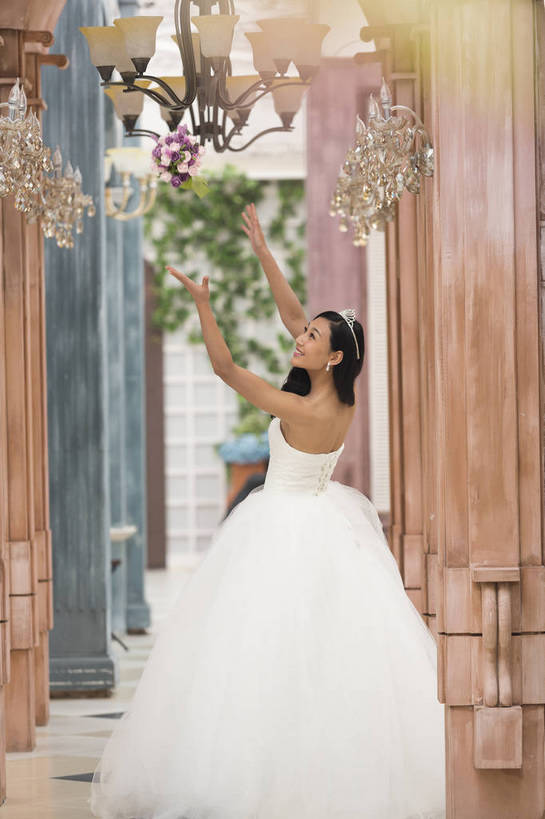 东方人,成年人,头发,一个人,新娘,公园,花园,站,笑,微笑,大笑,露齿笑,竖图,彩色,照片,室外,白天,婚纱,晚礼服,婚礼,快乐,兴奋,幸福,建筑,北京,日光,中国,欧式,亚洲,连衣裙,服装,庆祝,盛开,捧花,手捧花,图片,柱子,长廊,通道,走廊,结婚,浪漫,美丽,花蕾,黄种人,吊灯,水晶灯,花,花瓣,花朵,鲜花,一个,花束,花苞,花蕊,庆典,喜庆,美女,摄影,单个,纪念,优雅,华丽,喜悦,毛发,优美,衣着,愉悦,喜事,温柔,抛出,单人,婚姻,婚庆,东亚,新婚,单独,完美,婚礼捧花,激动,年轻女性,女人,女性,亚洲人,中国人,年轻人,长发,卷发,抛,扔,抬头,全身,高兴,愉快,魅力,bj174