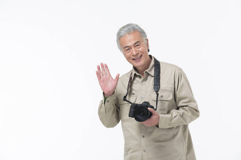 东方人,成年人,老年人,头发,一个人,摄影师,站,微笑,横图,彩色,照片,白色背景,旅游,度假,快乐,幸福,秋季,北京,中国,亚洲,游客,服装,节日,庆祝,图片,年轻,生活,打招呼,挥手,拿着,注视,休闲装,黄种人,文化,娱乐,一个,拍照,衣服,白色,春季,观察,看,手势,招手,郊游,庆典,休闲,游玩,健康,休闲服,放松,活力,精神,乐趣,自信,摄影,服饰,生活方式,单个,观看,纪念,单反相机,假期,察看,退休,享乐,愉悦,关注,娱乐活动,爱好,玩乐,户外运动,单人,周末,东亚,摄影器材,重阳节,乐观,单独,无忧无虑,老年男性,男人,男性,亚洲人,中国人,照相机,半身,影棚拍摄,旅行,欢乐,开心,愉快,拍摄,照相,登高节,老年节,打手势,运动装,bj174