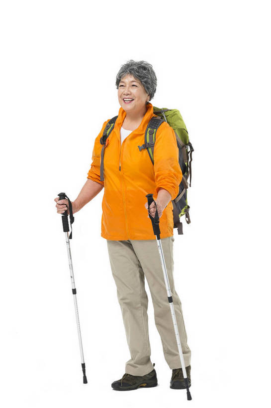 东方人,成年人,老年人,头发,一个人,站,笑,攀登,微笑,露齿笑,竖图,彩色,照片,白色背景,锻炼,旅游,度假,快乐,探险,幸福,秋季,北京,中国,亚洲,服装,节日,庆祝,图片,年轻,生活,休闲装,黄种人,文化,娱乐,一个,衣服,白色,背包,春季,郊游,庆典,休闲,游玩,健康,休闲服,放松,活力,精神,乐趣,自信,摄影,服饰,生活方式,单个,拐杖,纪念,手杖,假期,退休,享乐,愉悦,娱乐活动,爱好,玩乐,户外运动,装备,单人,挑战,周末,东亚,重阳节,乐观,单独,无忧无虑,老年女性,女人,女性,亚洲人,中国人,登山,爬山,半身,影棚拍摄,旅行,欢乐,开心,愉快,登高节,老年节,运动装,bj174