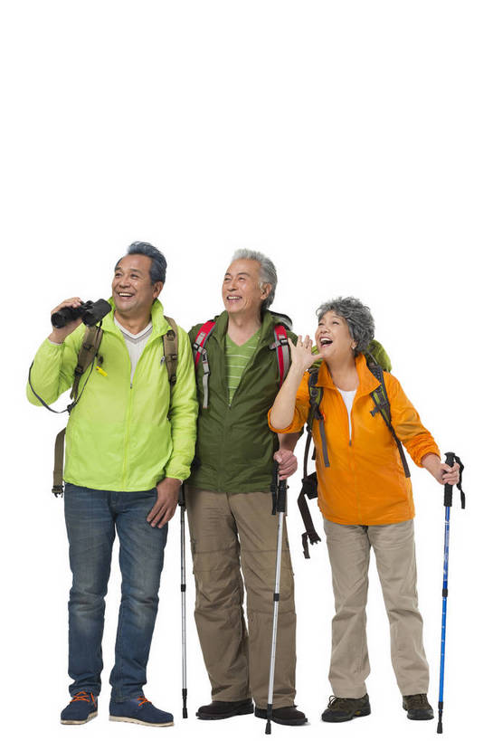 东方人,成年人,老年人,头发,三个人,人群,伙伴,朋友,站,笑,微笑,露齿笑,竖图,彩色,照片,白色背景,锻炼,旅游,度假,快乐,友谊,幸福,秋季,北京,中国,亚洲,服装,节日,庆祝,并排,图片,望远镜,年轻,生活,大喊,注视,休闲装,黄种人,文化,娱乐,衣服,白色,背包,春季,观察,看,手势,郊游,庆典,休息,休闲,游玩,健康,休闲服,放松,活力,精神,乐趣,亲密,自信,摄影,服饰,生活方式,拐杖,观看,靠近,纪念,呼唤,大叫,手杖,假期,察看,退休,享乐,呼喊,愉悦,关爱,关注,娱乐活动,扩音,亲近,呐喊,爱好,玩乐,户外运动,结伴,装备,周末,东亚,陪同,重阳节,情感,乐观,大呼,视野,陪伴,无忧无虑,友情,老年男性,老年女性,男人,男性,女人,女性,亚洲人,中国人,全身,影棚拍摄,旅行,欢乐,开心,愉快,登高节,老年节,打手势,运动装,伴随,bj174