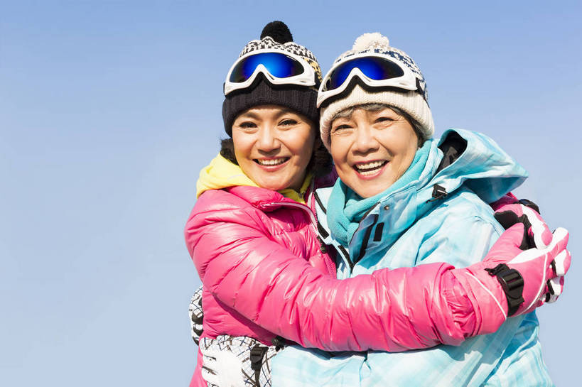 东方人,成年人,中年人,老年人,头发,两个人,姐妹,伙伴,朋友,站,笑,微笑,露齿笑,横图,彩色,照片,室外,仰视,旅游,度假,快乐,兴奋,友谊,幸福,安全,雪山,北京,中国,亚洲,服装,并排,图片,雪地,冬季,防护,年轻,生活,依靠,注视,休闲装,黄种人,娱乐,相视,衣服,白色,蓝天,天空,手套,观察,看,郊游,休闲,游玩,健康,面对面,休闲服,放松,活力,精神,乐趣,亲密,自信,摄影,服饰,生活方式,观看,靠近,羽绒服,对视,保护,假期,察看,退休,享乐,互视,愉悦,关爱,关注,娱乐活动,亲近,滑雪镜,滑雪帽,爱好,保险,相对,玩乐,户外运动,结伴,防寒服,周末,东亚,陪同,相看,情感,保全,周全,安稳,安定,防护手套,乐观,陪伴,无忧无虑,平安,友情,老年女性,男人,女人,女性,亚洲人,中国人,搂抱,拥抱,半身,低角度拍摄,旅行,欢乐,开心,愉快,闺密,闺中密友,伴随,bj174