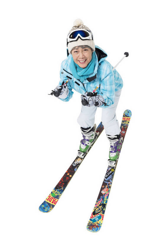 东方人,成年人,老年人,头发,一个人,站,微笑,竖图,俯视,彩色,照片,白色背景,锻炼,旅游,度假,快乐,友谊,幸福,安全,北京,中国,亚洲,服装,滑雪,图片,冬季,防护,年轻,生活,注视,休闲装,黄种人,娱乐,一个,衣服,白色,手套,观察,看,郊游,休闲,游玩,健康,休闲服,放松,活力,精神,乐趣,平衡,自信,摄影,服饰,生活方式,单个,观看,羽绒服,保护,滑雪板,滑雪杖,手杖,假期,察看,退休,享乐,夹着,愉悦,关注,娱乐活动,滑雪镜,滑雪帽,爱好,保险,玩乐,户外运动,结伴,装备,滑行,单人,防寒服,挑战,周末,东亚,俯冲,陪同,情感,保全,周全,安稳,安定,防护手套,乐观,冬季运动,单独,陪伴,无忧无虑,平安,友情,老年女性,女人,女性,亚洲人,中国人,半身,高角度拍摄,影棚拍摄,旅行,欢乐,开心,愉快,伴随,bj174