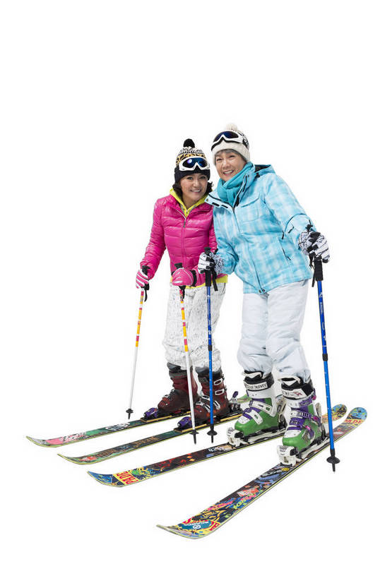 东方人,成年人,中年人,老年人,头发,两个人,姐妹,伙伴,朋友,站,微笑,竖图,彩色,照片,仰视,锻炼,旅游,度假,快乐,友谊,幸福,安全,北京,中国,亚洲,服装,滑雪,图片,冬季,防护,年轻,生活,注视,休闲装,黄种人,娱乐,衣服,白色,手套,观察,看,郊游,休闲,游玩,健康,休闲服,放松,活力,精神,乐趣,自信,摄影,服饰,生活方式,观看,羽绒服,保护,滑雪板,滑雪杖,手杖,假期,察看,退休,享乐,愉悦,关爱,关注,娱乐活动,滑雪镜,滑雪帽,爱好,保险,玩乐,户外运动,结伴,装备,防寒服,挑战,周末,东亚,陪同,情感,保全,周全,安稳,安定,防护手套,乐观,冬季运动,陪伴,无忧无虑,平安,友情,老年女性,男人,女人,女性,亚洲人,中国人,低角度拍摄,全身,影棚拍摄,旅行,欢乐,开心,愉快,闺密,闺中密友,伴随,bj174