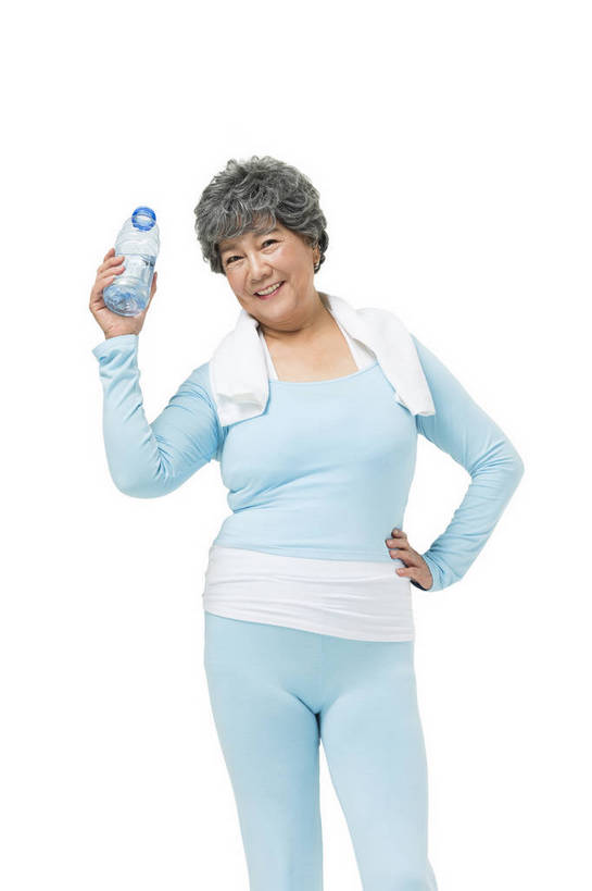 东方人,成年人,老年人,头发,一个人,站,微笑,竖图,彩色,照片,白色背景,运动服,锻炼,快乐,幸福,运动,水,北京,中国,亚洲,图片,液体,水滴,水瓶,年轻,生活,插腰,拿着,注视,黄种人,饮用水,一个,白色,瓶子,毛巾,观察,看,休闲,健康,放松,活力,精神,自信,摄影,生活方式,单个,观看,清爽,察看,退休,精力充沛,享乐,轻松,练习,愉悦,关注,清新,瑜伽服,单人,东亚,乐观,单独,老年女性,女人,女性,亚洲人,中国人,半身,影棚拍摄,健身,欢乐,开心,愉快,运动装,bj174