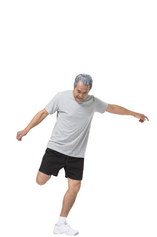 东方人,成年人,中年人,老年人,头发,一个人,站,竖图,彩色,照片,白色背景,运动服,锻炼,快乐,幸福,运动,北京,中国,亚洲,射门,踢,图片,年轻,生活,黄种人,一个,白色,休闲,健康,放松,活力,精神,自信,摄影,生活方式,单个,退休,享乐,轻松,愉悦,单人,东亚,乐观,单独,老年男性,男人,男性,亚洲人,中国人,全身,影棚拍摄,健身,欢乐,开心,愉快,运动装,bj174