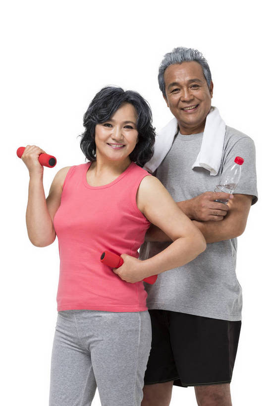 东方人,成年人,中年人,老年人,头发,两个人,家庭,夫妻,丈夫,妻子,站,微笑,竖图,彩色,照片,白色背景,运动服,锻炼,快乐,幸福,运动,水,哑铃,北京,中国,亚洲,游客,并排,图片,液体,水滴,水瓶,年轻,生活,拿着,注视,黄种人,饮用水,白色,瓶子,观察,看,休息,休闲,和谐,健康,温馨,健身器械,放松,活力,精神,亲密,自信,摄影,生活方式,观看,靠近,察看,退休,精力充沛,享乐,轻松,愉悦,关爱,关注,亲近,东亚,陪同,乐观,陪伴,老年男性,老年女性,男人,男性,女人,女性,亚洲人,中国人,夫妇,半身,影棚拍摄,健身,欢乐,开心,愉快,伴侣,运动装,伴随,bj174