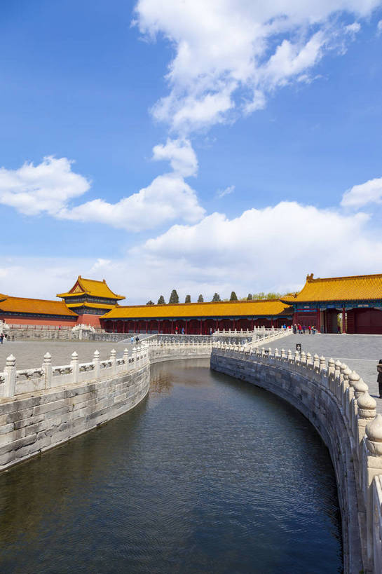 无人,故宫,宫殿,竖图,全景,室外,白天,正面,旅游,名胜古迹,标志建筑,道路,建筑,北京,中国,亚洲,古老,屋顶,屋檐,景点,景观,地面,首都,古典,宏伟,历史,文化,古建筑,东方,红色,蓝色,白云,风景,蓝天,天空,自然,紫禁城,中式,旅游胜地,景色,摄影,晴天,风光,都市风光,自然风光,华贵,外景,金碧辉煌,金水桥,东亚,汉白玉,远古,中国红,中华人民共和国,东城区,北京市,京,北平,华北地区,金水河,蕴含,彩图,旅行,故宫博物院,皇宫,久远,北京紫禁城,北京故宫,传统文化,东城,bj174