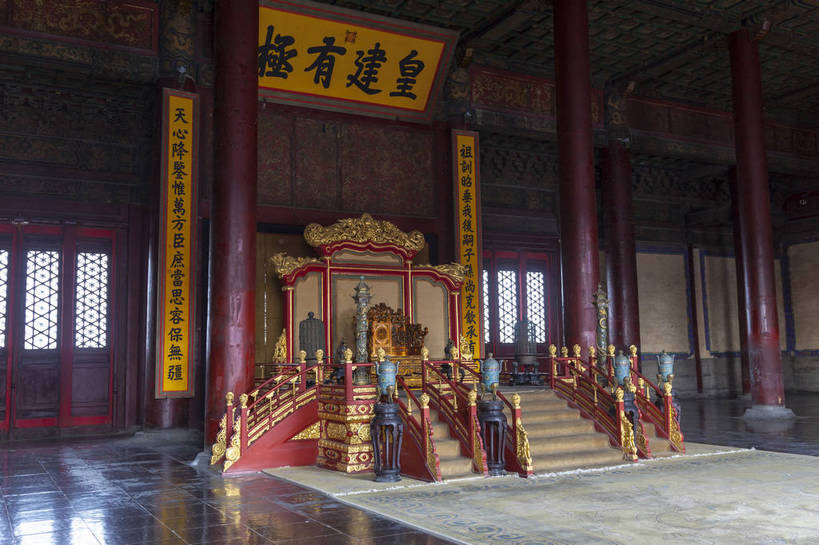 无人,故宫,宫殿,横图,全景,室内,白天,侧面,旅游,名胜古迹,标志建筑,建筑,雕塑,北京,中国,亚洲,古老,艺术,装饰,结构,标志,雕刻,牌匾,文字,柱子,字符,景点,首都,古典,宏伟,历史,文化,标识,古建筑,东方,匾额,工艺品,紫禁城,中式,汉字,旅游胜地,摄影,纪念,美术,权利,都市风光,中文,主题,华贵,金碧辉煌,陈列,东亚,远古,中华人民共和国,北京市,京,北平,华北地区,功能,美学,国文,华文,北京故宫博物院,庄严,保和殿,蕴含,彩图,旅行,皇宫,久远,传统文化,皇建有极,bj174