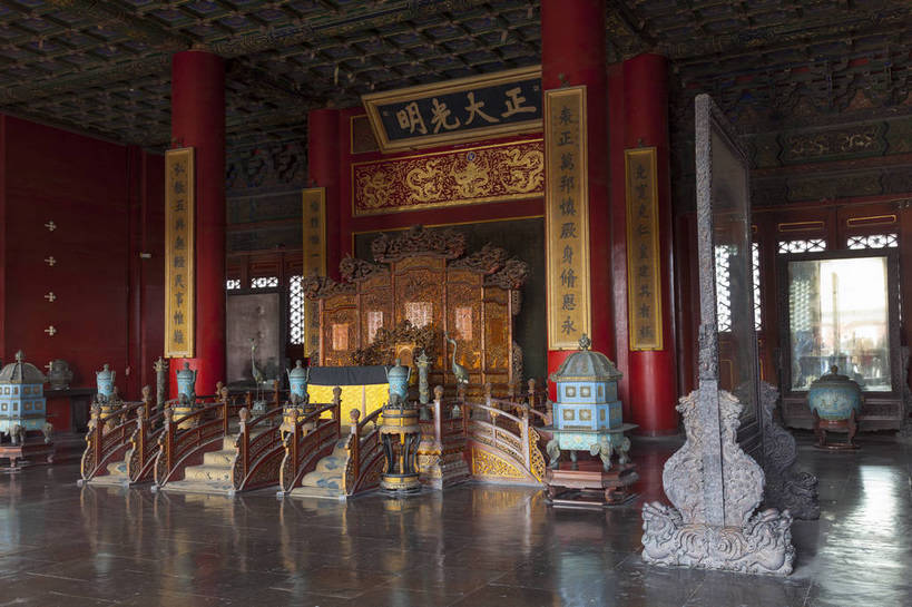 无人,故宫,宫殿,横图,全景,室内,白天,侧面,旅游,名胜古迹,标志建筑,建筑,雕塑,北京,中国,亚洲,古老,艺术,装饰,结构,标志,雕刻,牌匾,文字,柱子,字符,景点,首都,古典,宏伟,历史,文化,标识,古建筑,东方,匾额,工艺品,紫禁城,中式,汉字,旅游胜地,摄影,纪念,美术,都市风光,中文,主题,华贵,金碧辉煌,陈列,东亚,远古,中华人民共和国,东城区,北京市,京,北平,华北地区,功能,美学,国文,华文,乾清宫,庄严,蕴含,彩图,旅行,故宫博物院,皇宫,久远,北京紫禁城,北京故宫,传统文化,东城,正大光明,bj174