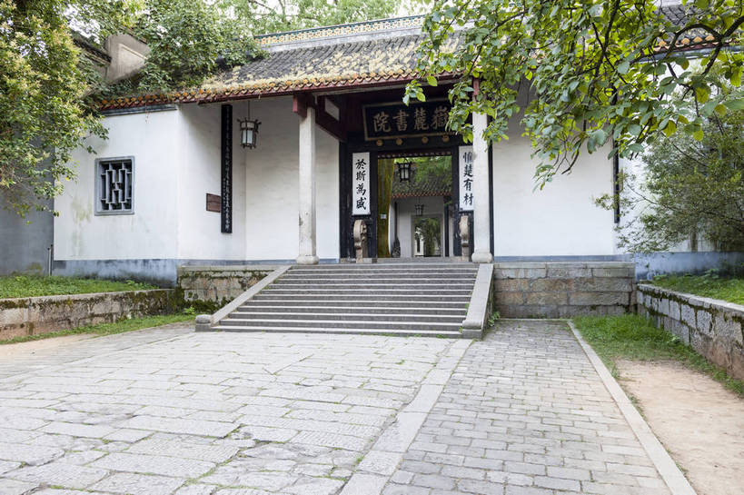 无人,横图,全景,室外,白天,侧面,旅游,安全,名胜古迹,雕塑,中国,亚洲,艺术,装饰,平静,标志,雕刻,牌匾,文字,字符,大门,景点,景观,教育,文化,标识,传统,古建筑,东方,风景,自然,工艺品,汉字,旅游胜地,景色,安静,摄影,纪念,风光,宁静,美术,学堂,安逸,都市风光,文明,中文,自然风光,主题,礼仪,外景,和平,安详,陈列,门槛,东亚,湖南,湖南省,中华人民共和国,省会,功能,美学,国文,华文,华中地区,长沙,长沙市,湘,书院,太平,安适,安好,宁靖,彩图,旅行,岳麓山,岳麓山风景名胜区,岳麓书院,湖南大学,惟楚有材,于斯为盛,岳麓区,bj174