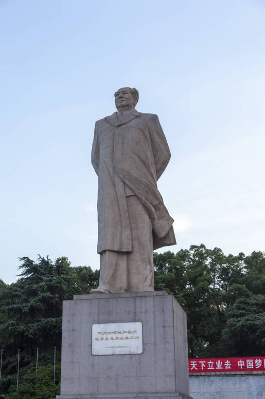 无人,竖图,全景,室外,白天,正面,雕塑,中国,亚洲,著名,壮观,人物,毛泽东,标志,雕刻,雕像,景观,石雕,石刻,东方,风景,景色,人文,摄影,风光,都市风光,自然风光,外景,毛主席,东亚,湖南,湖南省,中华人民共和国,省会,威严,华中地区,长沙,长沙市,湘,伟大,彩图,湖南大学,岳麓区,bj174