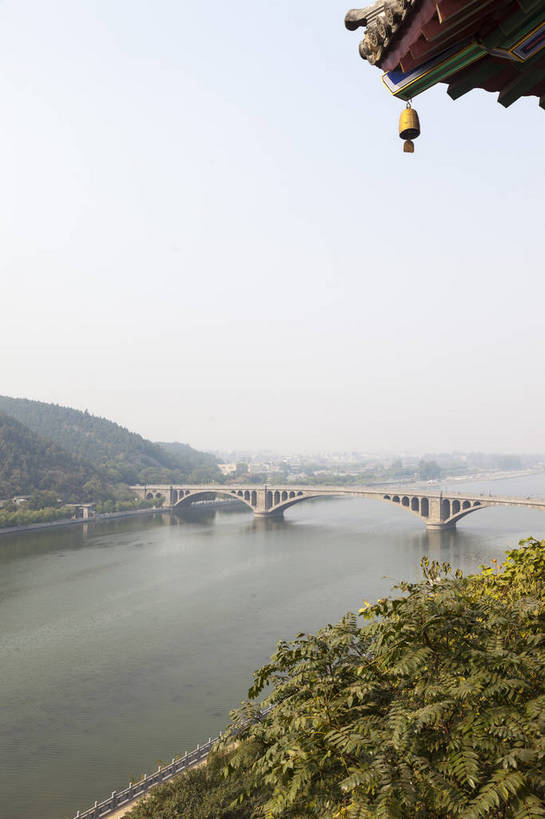 无人,竖图,全景,俯视,室外,白天,旅游,河流,名胜古迹,水,大桥,建筑,桥梁,中国,亚洲,河岸,河水,景点,景观,水流,历史,文化,东方,风景,天空,自然,中式,旅游胜地,景色,摄影,晴天,风光,雄伟,都市风光,文明,东方文化,中国文化,自然风光,外景,东亚,护城河,中华人民共和国,河南,河南省,豫,华中地区,洛阳,洛阳市,彩图,高角度拍摄,旅行,传统文化,龙门大桥,龙门桥,伊河,伊水,伊川,伊川县,bj174
