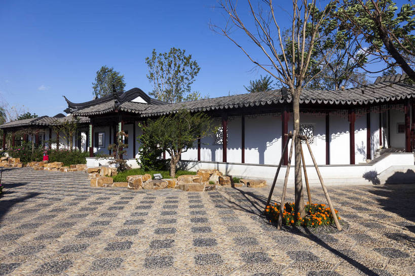 无人,公园,花园,横图,室外,白天,正面,旅游,标志建筑,建筑,路,北京,中国,亚洲,艺术,盛开,房屋,屋顶,屋檐,草丛,景点,景观,树丛,首都,美丽,漂亮,文化,传统,古建筑,东方,草,花,花朵,树,树木,蓝色,白云,风景,蓝天,天空,自然,花丛,中式,路面,旅游胜地,景色,摄影,茂盛,绽放,晴天,园林,风光,都市风光,东方文化,自然风光,外景,参观,世博园,民族文化,蕴含,彩图,旅行,房子,传统文化,bj174